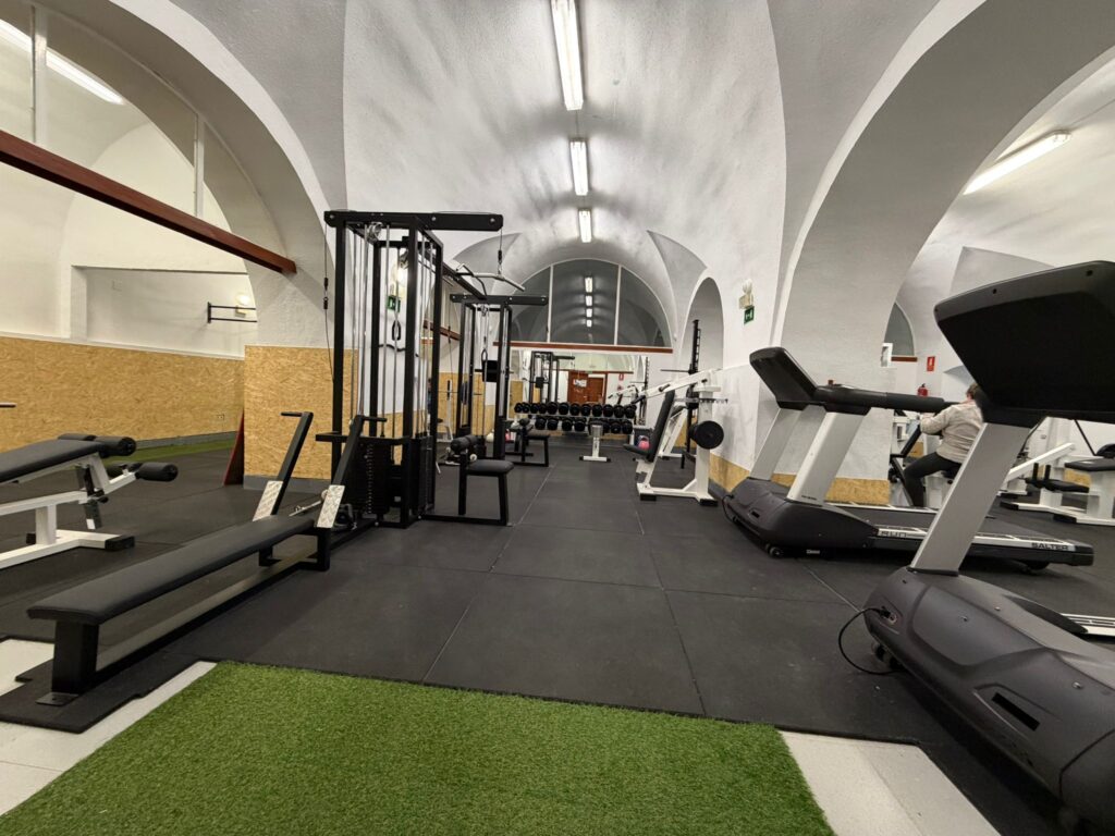 Sala de gimnasio Muevete Salud Activa